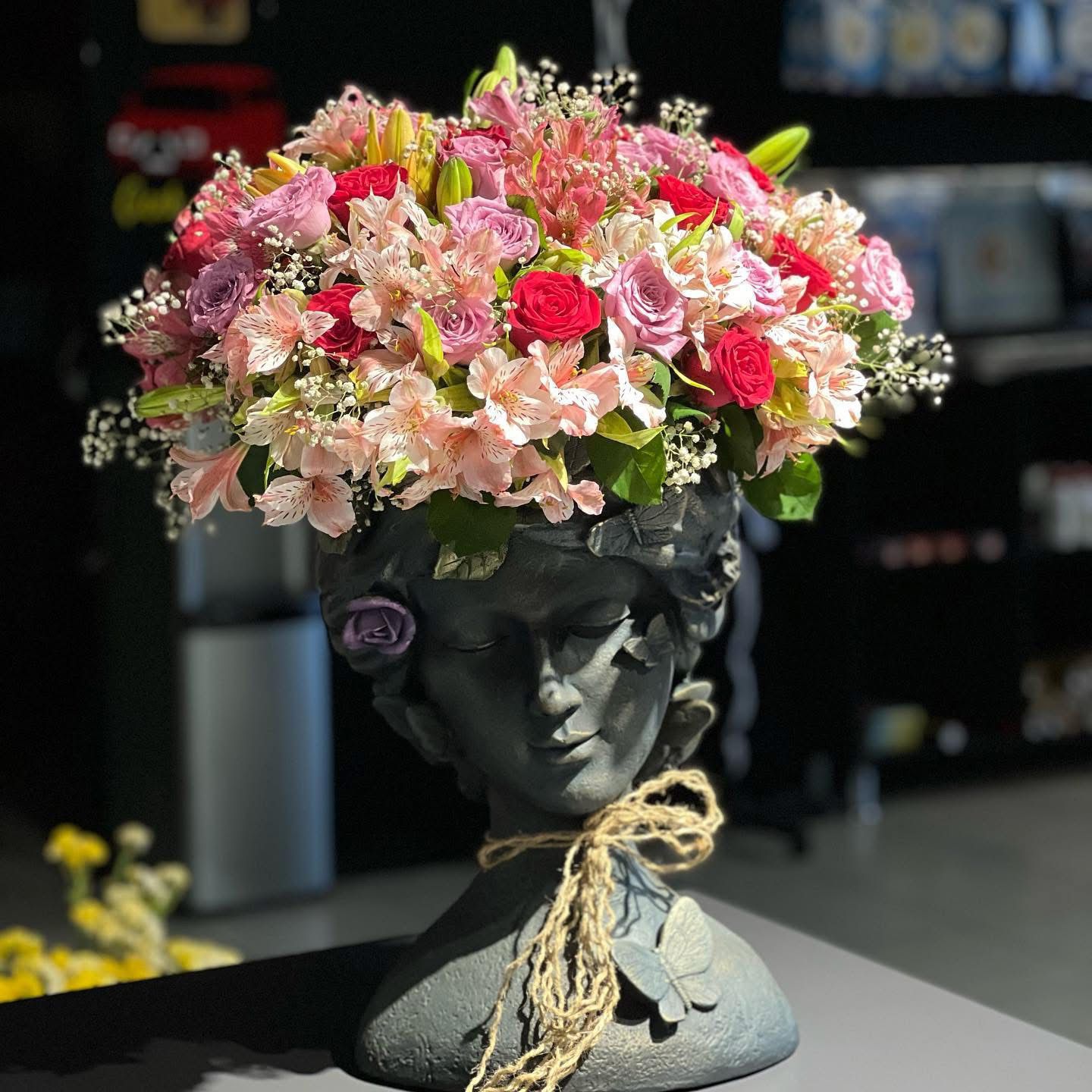 Helen Heykel İçinde Canlı Çiçek Aranjmanı
