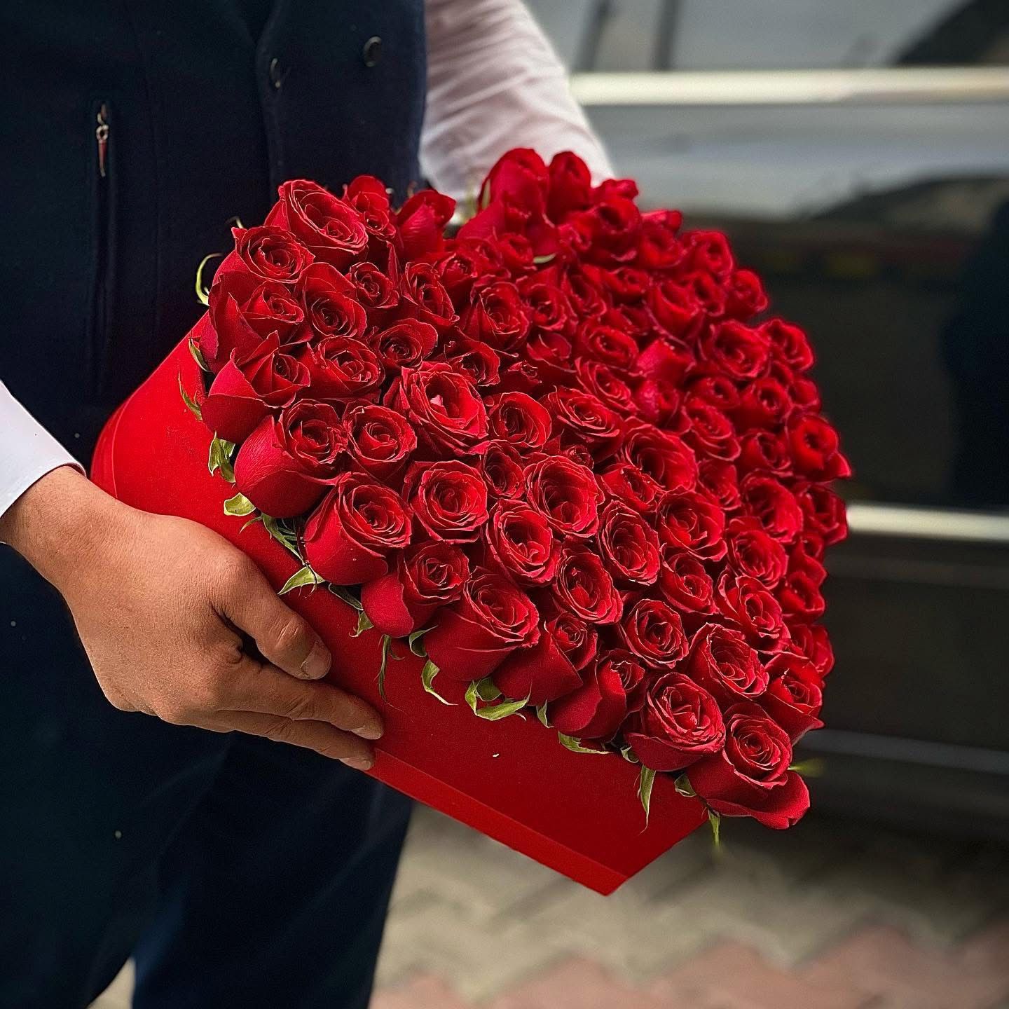 Kalpli Kutu İçinde Kırmızı Güller