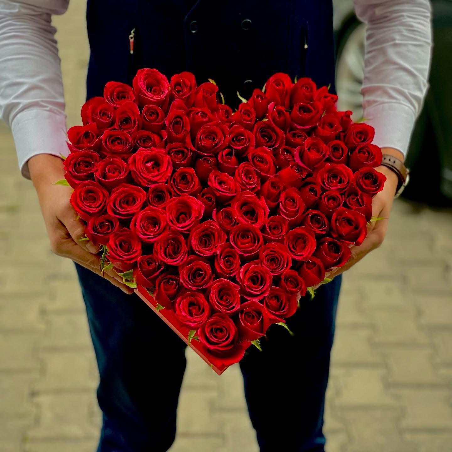 Kalpli Kutu İçinde Kırmızı Güller