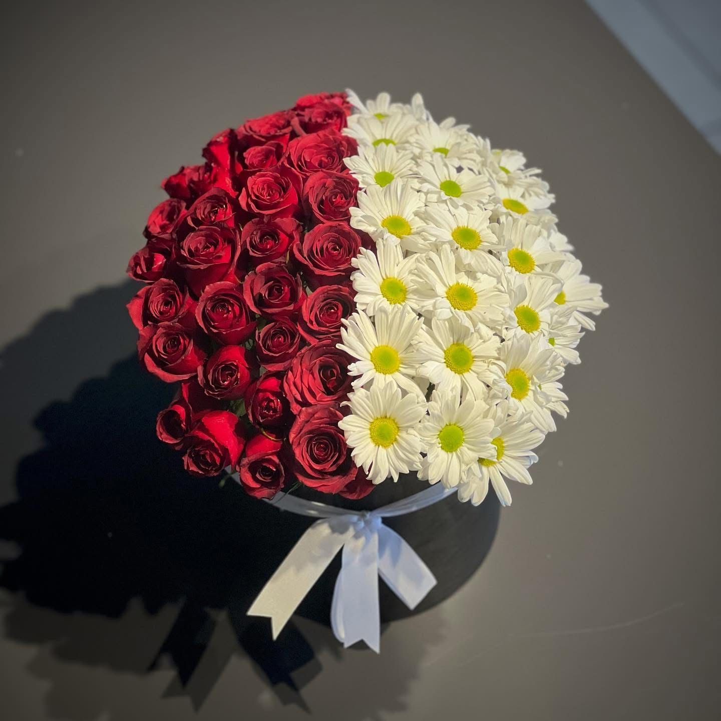 Kutu İçinde Yarı Gül Yarı Papatya