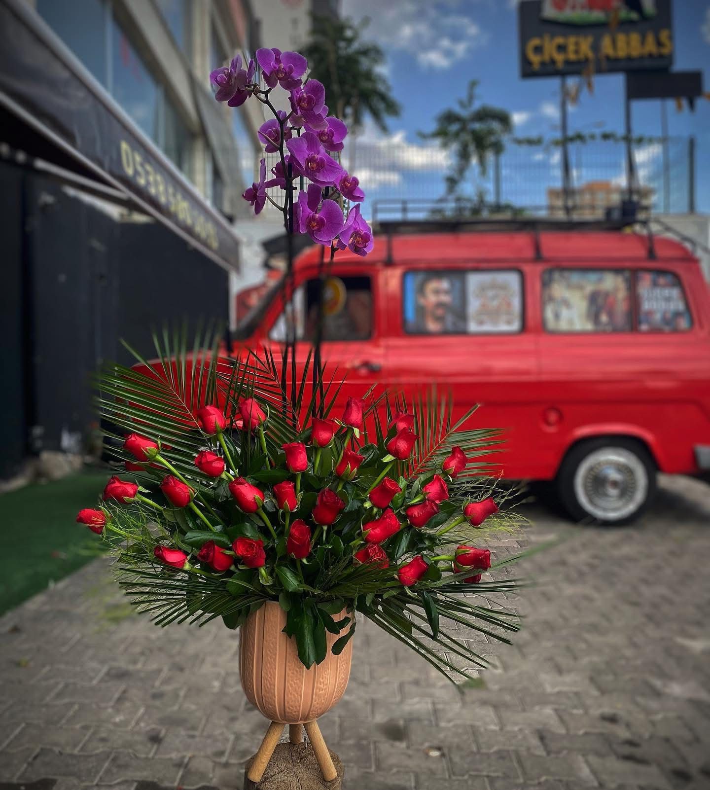 Mor Orkide Altında Kırmızı Güller Aranjman