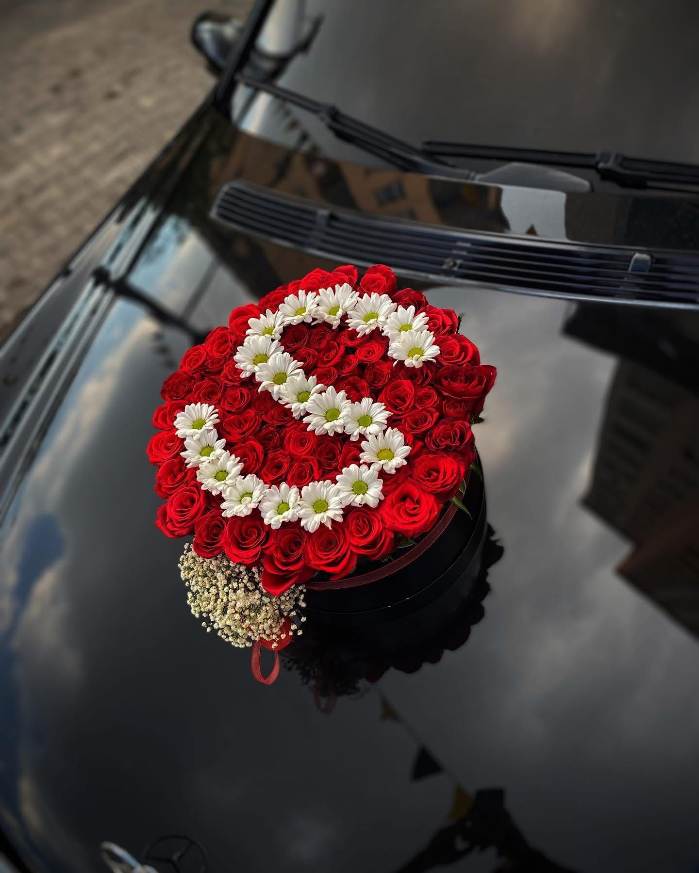 Baş Harfli Papatya Tasarımlı Kutu Gül – Kişiye Özel Aşk