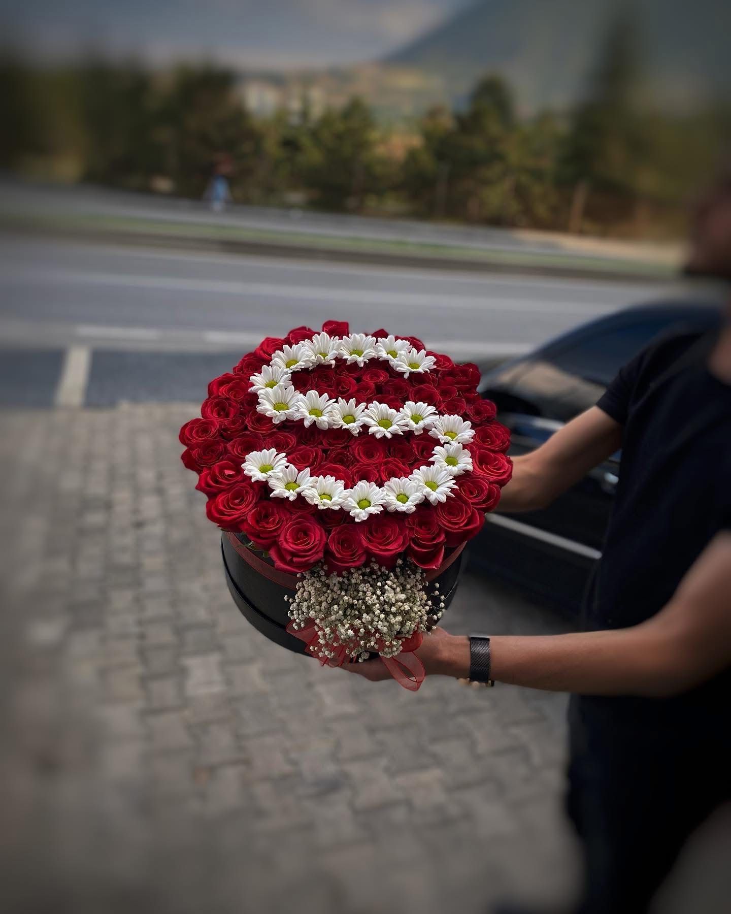 Baş Harfli Papatya Tasarımlı Kutu Gül – Kişiye Özel Aşk