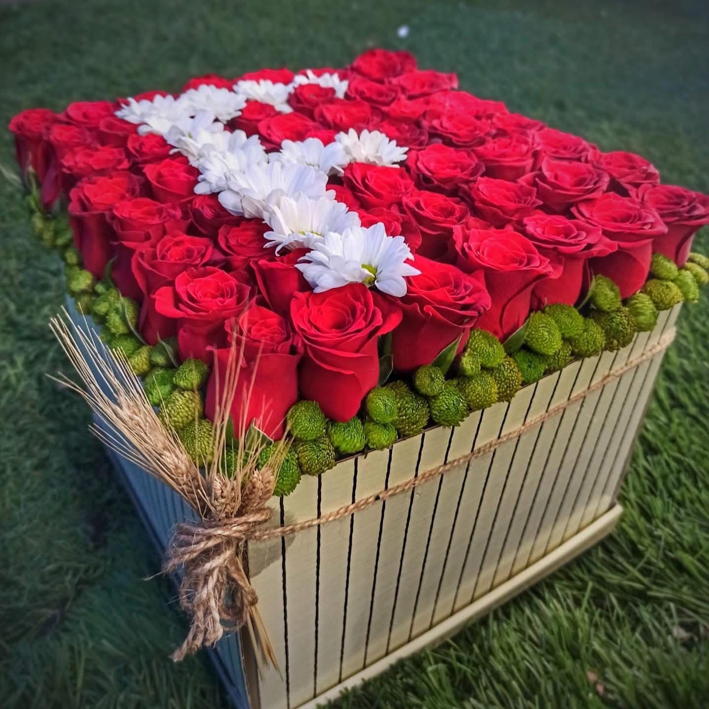 Baş Harfli Papatya Tasarımlı Kutu Güll