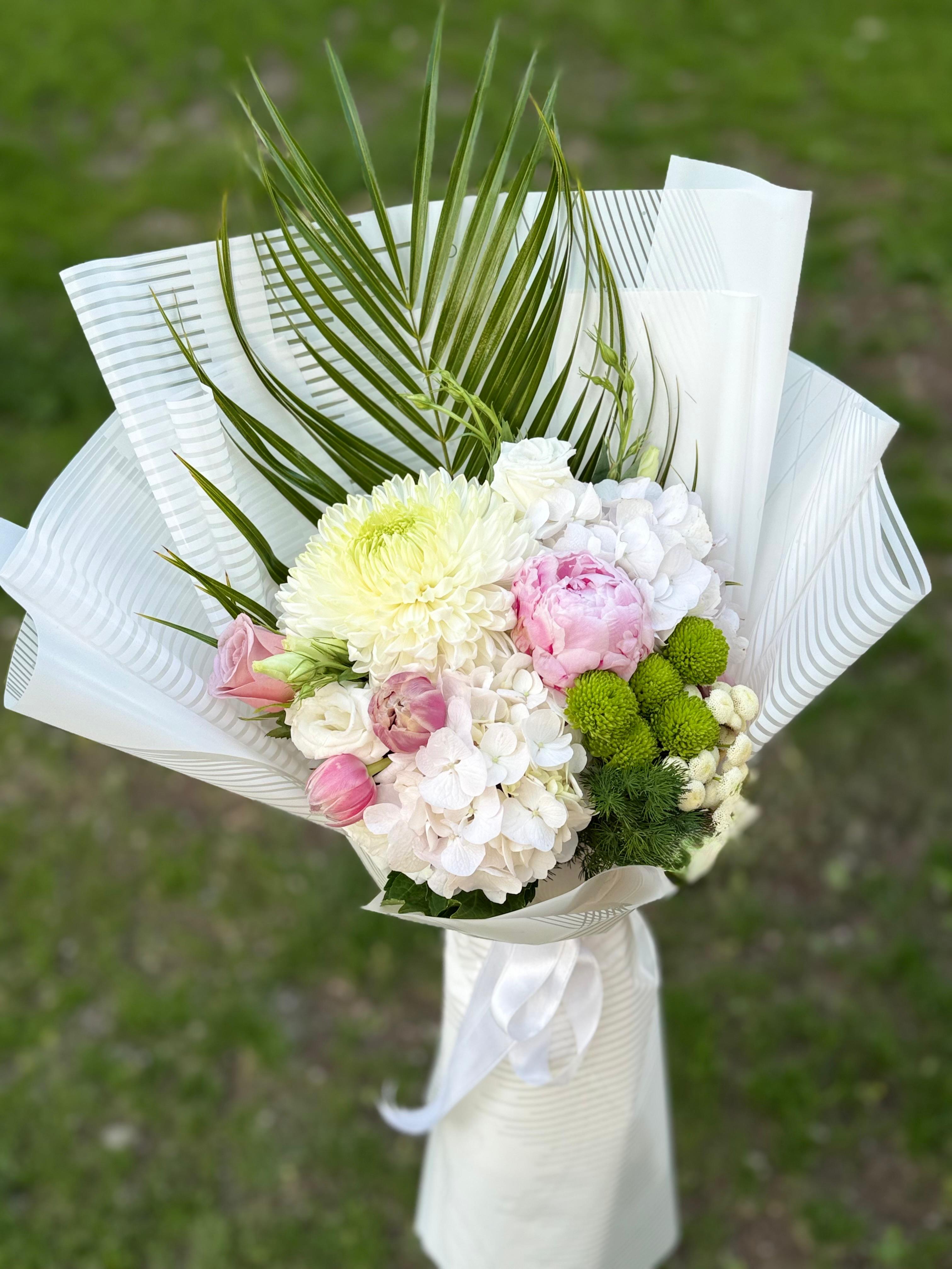 İthal Ortanca Şakayik Lale ve Anastasia Buketi